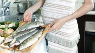 hamile kadın balık hazırlıyor