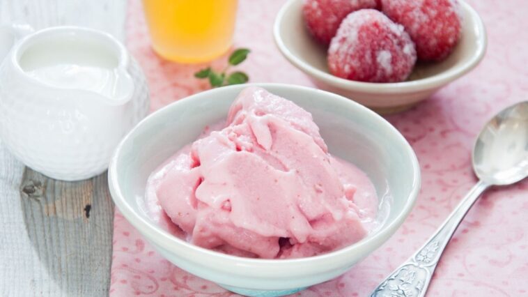 çilekli frozen yoğurt tarifi