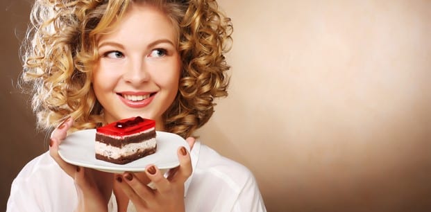iştah dengelemek için pasta yiyen kadın